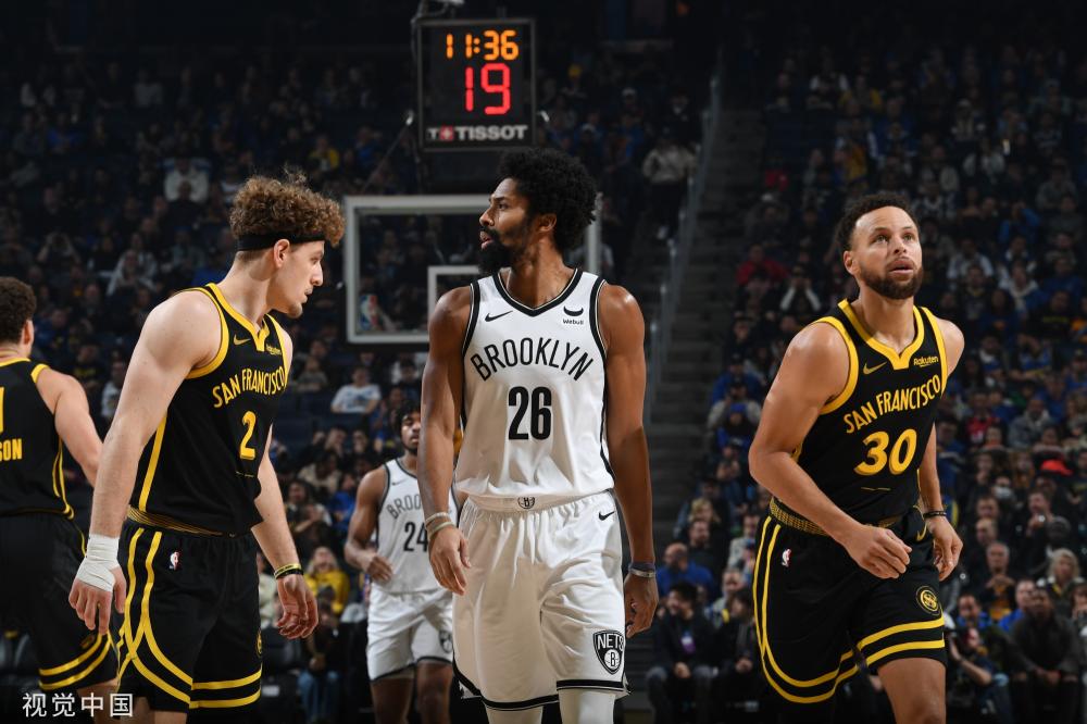 在球场上提 在球场上提